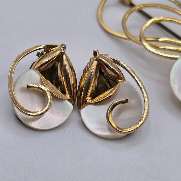 Mother of Pearl Gold Tone Brooch and Clip On Earrings‎ Womens Fashion Jewelry - Picture 2 of 10